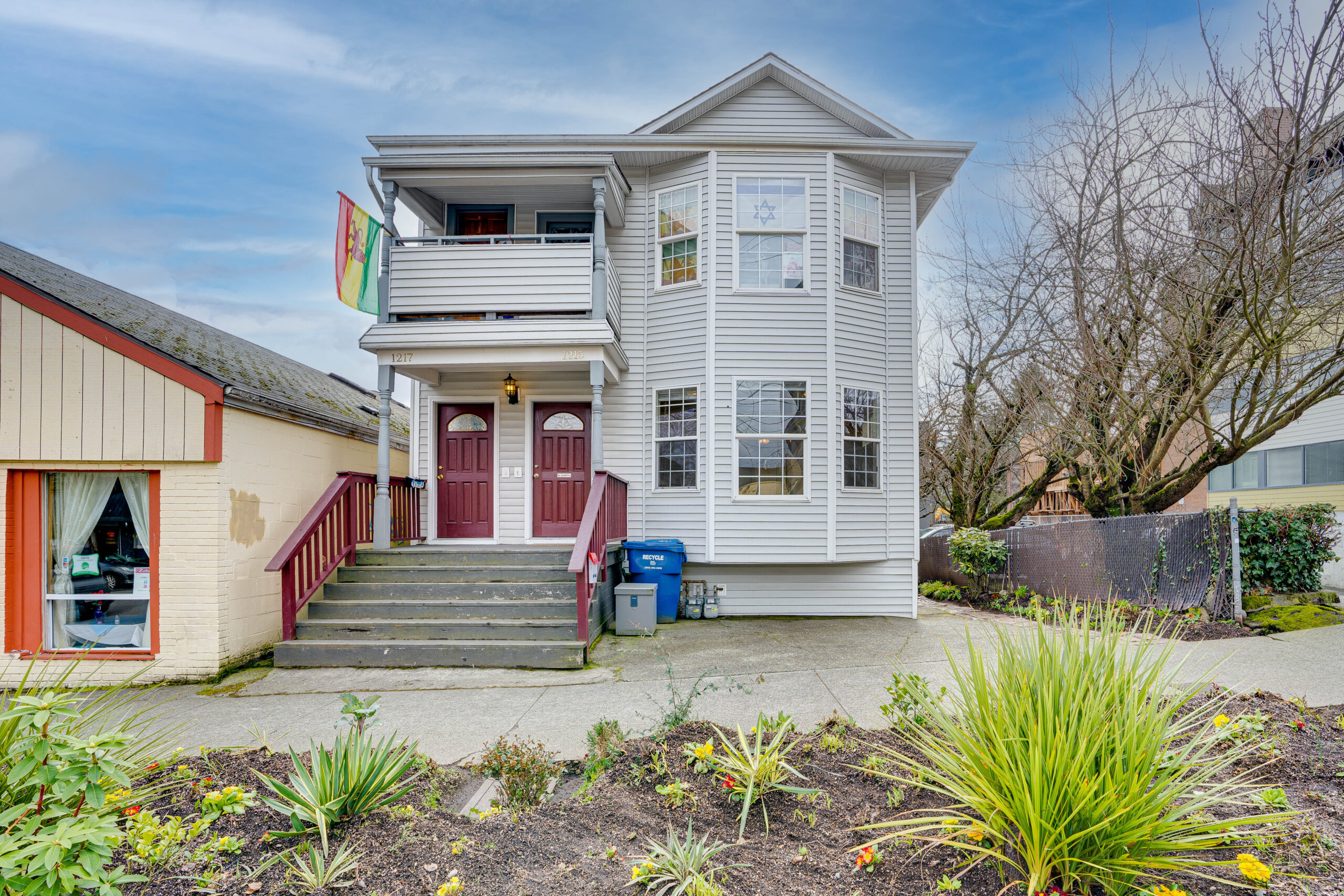 1215 E Jefferson St Seattle, WA 98122 – 2bd/1ba Duplex, $2,095 per month